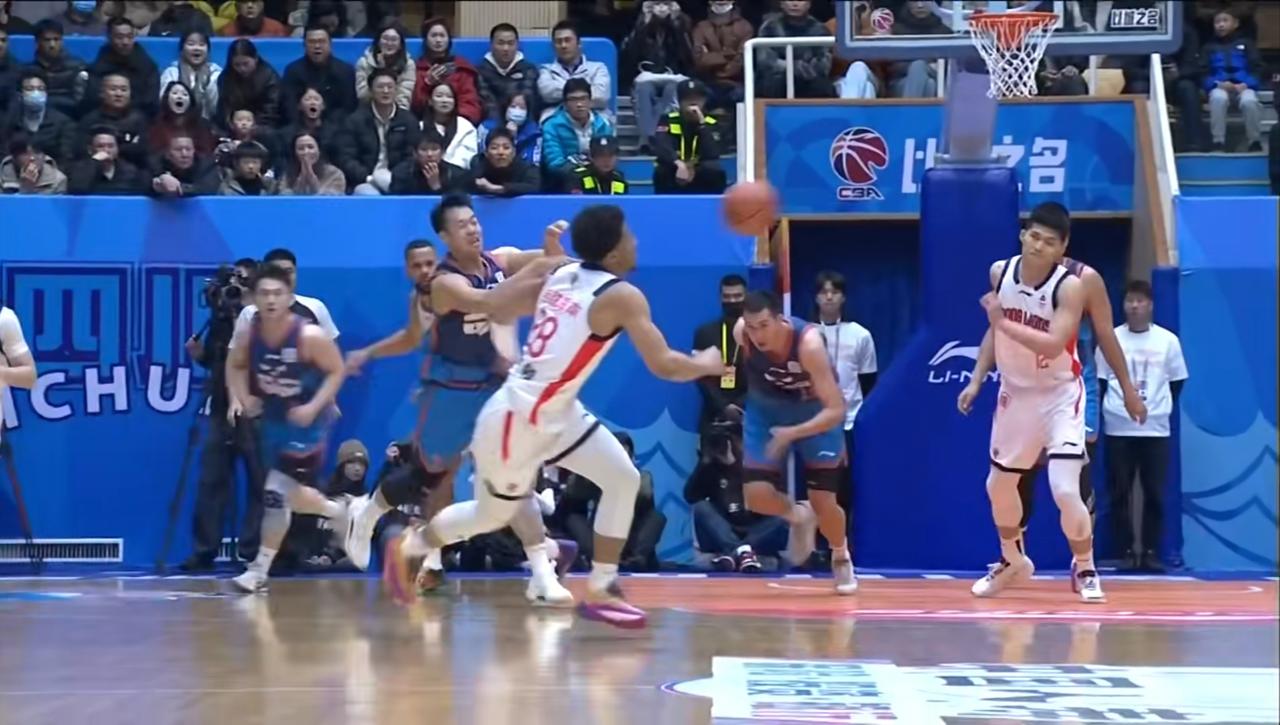 12月13日，CBA常规赛比赛速递:
广州龙狮81:66战胜四川男篮，郭艾伦拿下