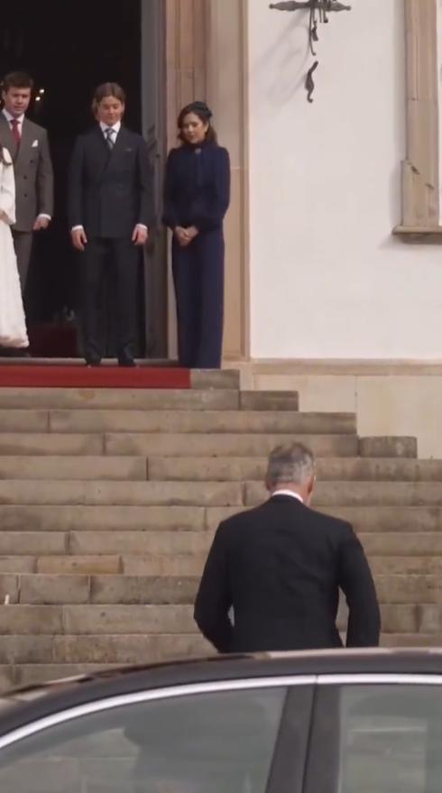 文森特王子坚信礼！4月18日文森特王子看到教父西班牙国王费利佩，这小表情还是有点