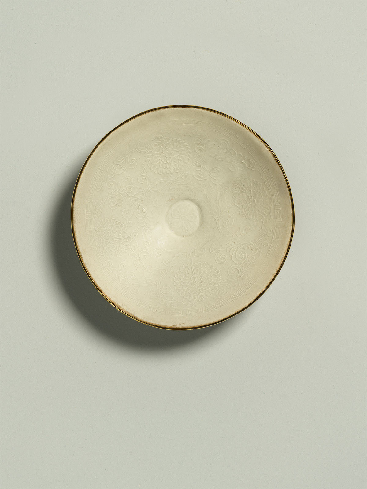 Eskenazi行代理北宋至金代的定窑白瓷：缠枝花卉纹碗 