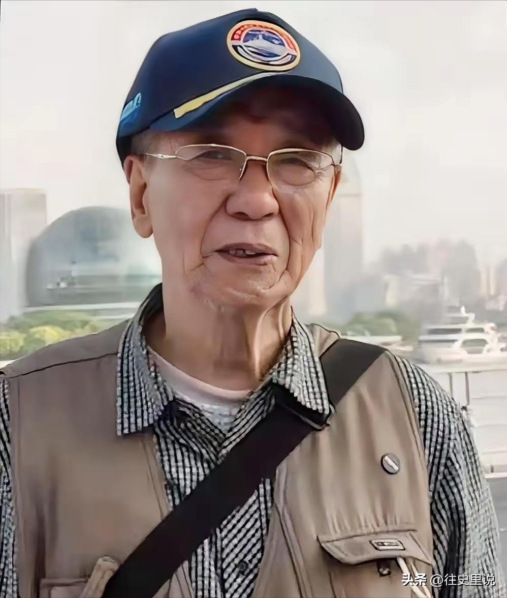 91岁海军老兵参观军舰，却因没有预约被安保人员拦下，情急之下，他拿出1953年的