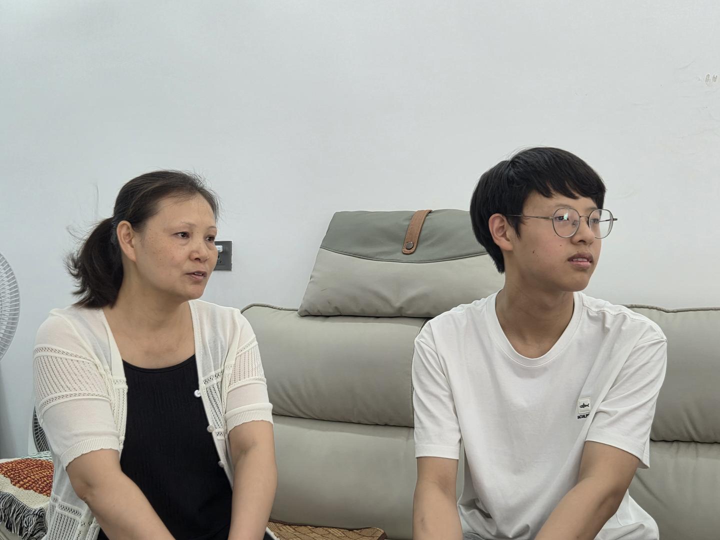 励志!四川15岁少年二级视力残疾读书学习全靠“听”,中考获781.8分,梦想研究天文