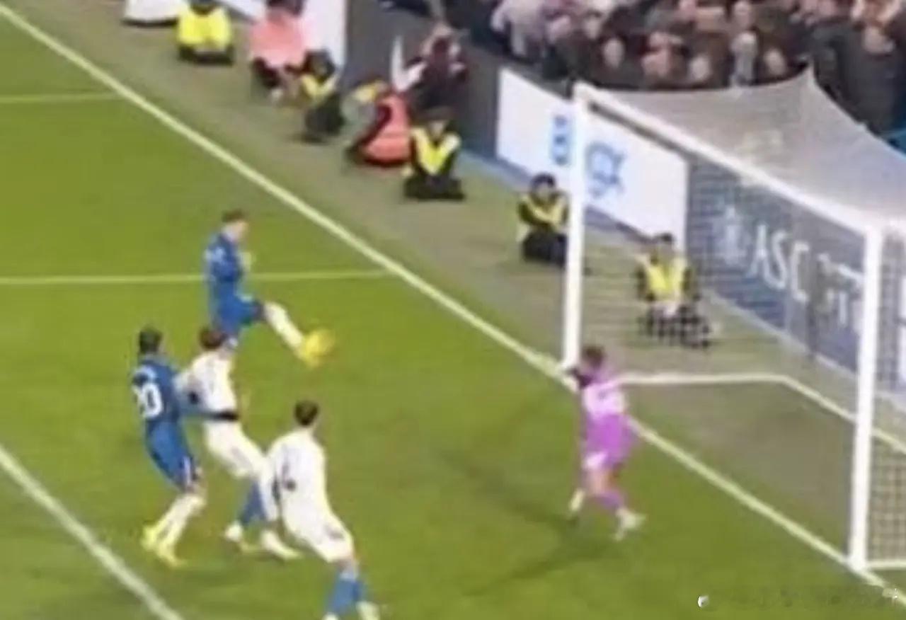 4万人陷入沉默！切尔西1.2亿巨星95分钟丢绝杀：一脚踢飞超级空门北京时间2月1