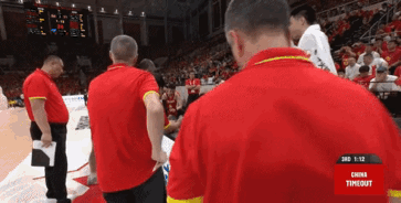 郭士强布置战术：王俊杰的表情恐有深意！
7月3日，中国男篮以73比92惨败日本男