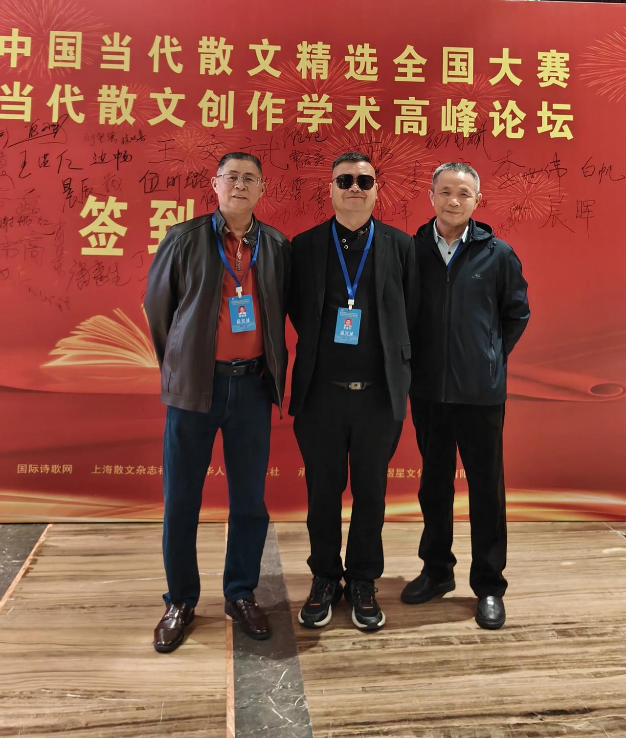 我在断桥寻觅白娘子
李家宁(福建)
在断桥残雪的时光缝隙
我撑着伞，寻觅白娘子的