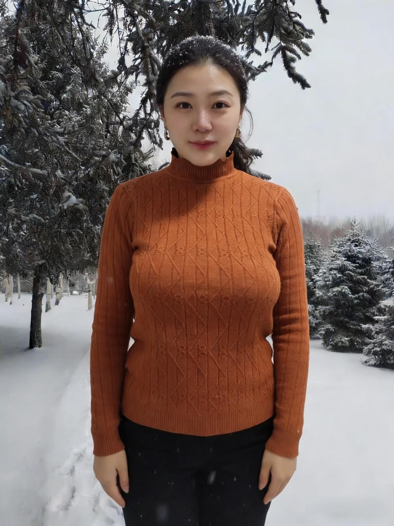 雪把世界，滤成了黑白，
只有她，是那一点橘。
她的身影，在林间移动，
像一颗被雪