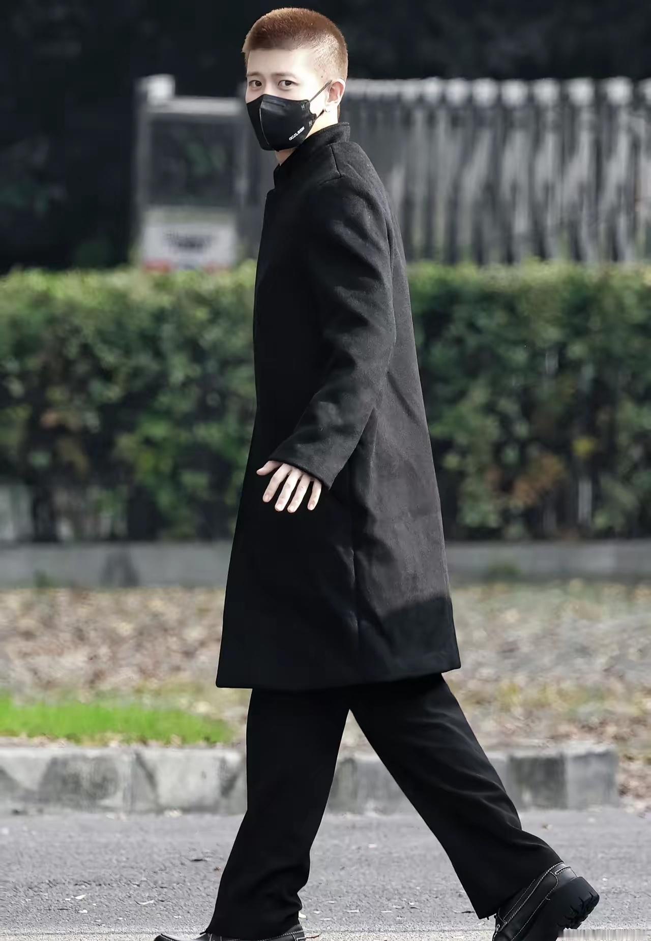 哇，任嘉伦也太帅了吧！

1米78的身高，穿一件黑色大衣，配一条黑色裤子，加上帅