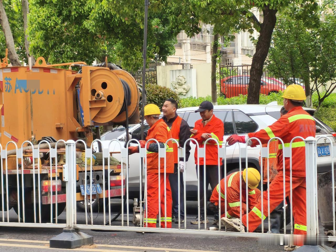最不理解的就是编制内不干活再聘编制外人干活，编外人却拿最低工资干最苦、最脏、最累
