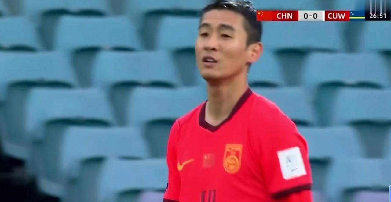 太漂亮啦！韦世豪左脚抽射破门，上半场补时最后一分钟，张玉宁头球摆渡，韦世豪带球直