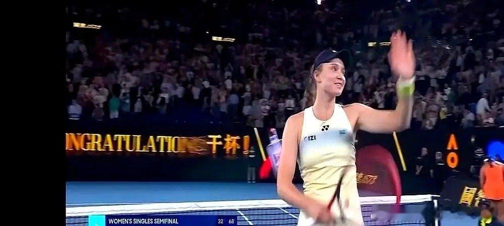 温网冠军，直接给14个小球员打了3500万！这事儿的主角是莱巴金娜。她收到14封