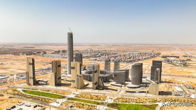 埃及的新行政首都位于开罗以东30英里处，原先是一片沙漠。埃及政府斥资超过580亿