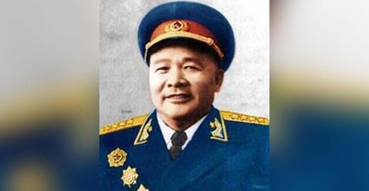 母亲被枪杀，妻子无奈改嫁，他发誓要为家人复仇，最终在55岁那年成为了新中国的开国