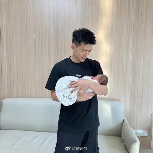 郑思维在云南玩一种很新的带娃方式羽毛球冠军郑思维在云南花式带娃 羽毛球冠军带娃就