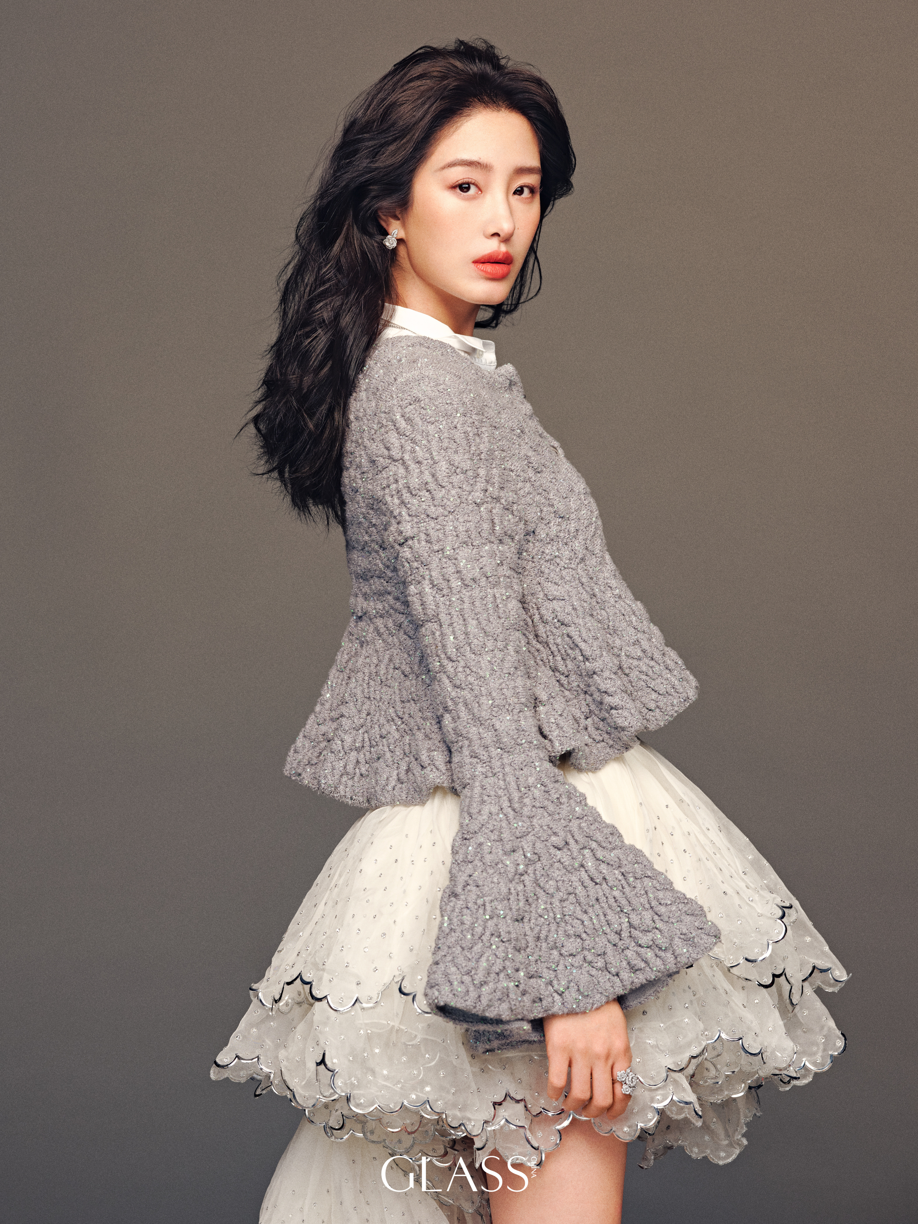 杨采钰GLASS十月刊封面杨采钰的美拉德氛围感杨采钰GLASS十月刊封面释出，把