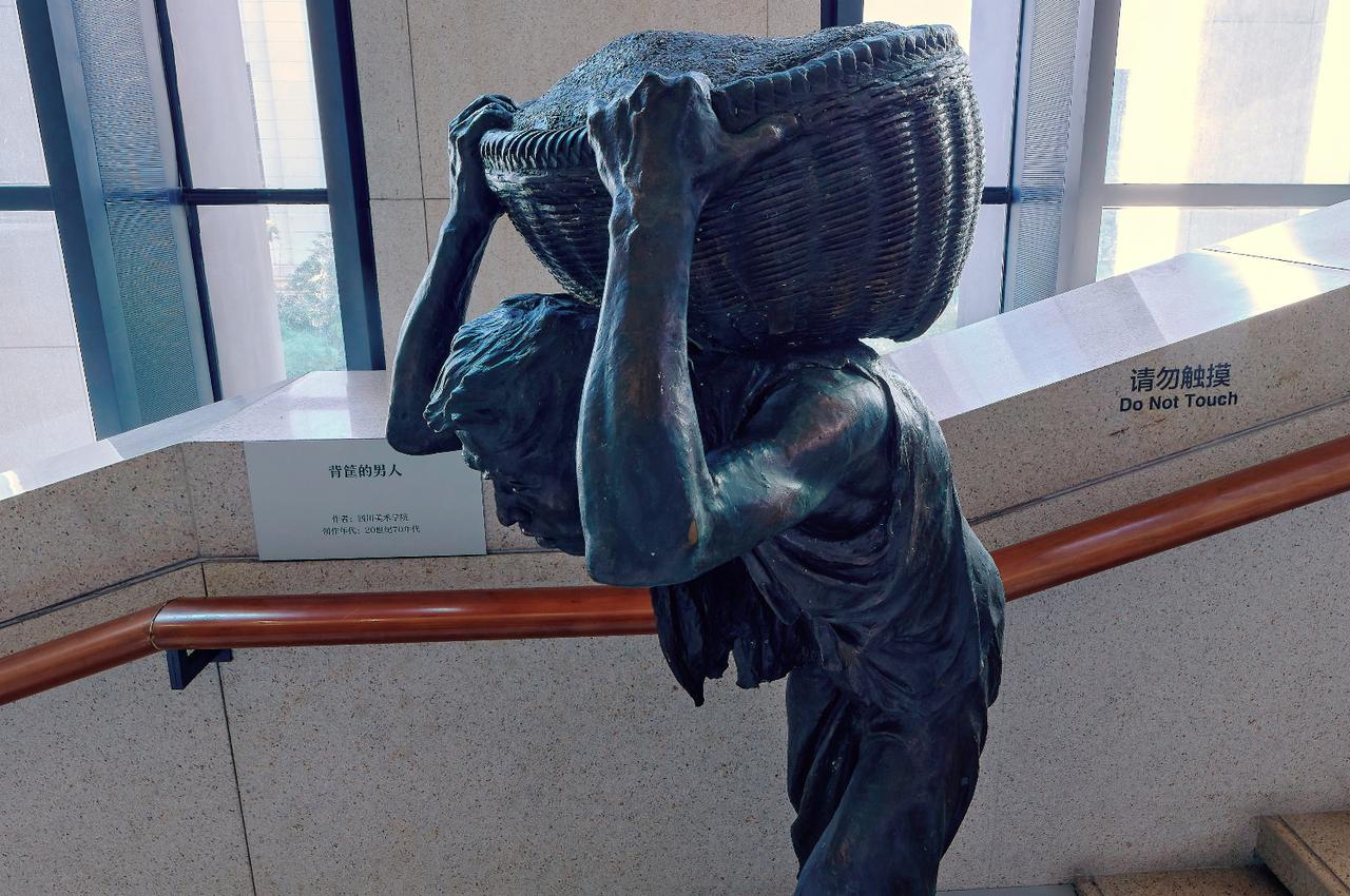 “苦难岁月”是国家博物馆数字展厅“百年巨变——雕塑作品展”的两大篇章之一。该篇章