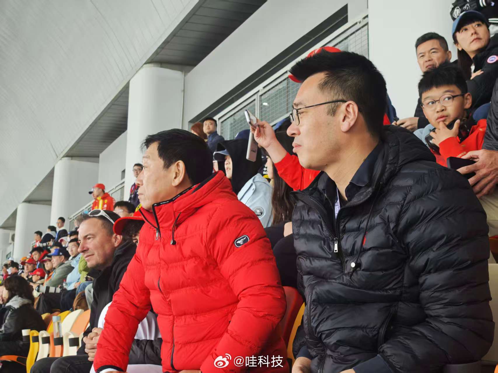 魏建军现身F1 热爱汽车的老男孩魏建军现身F1了 