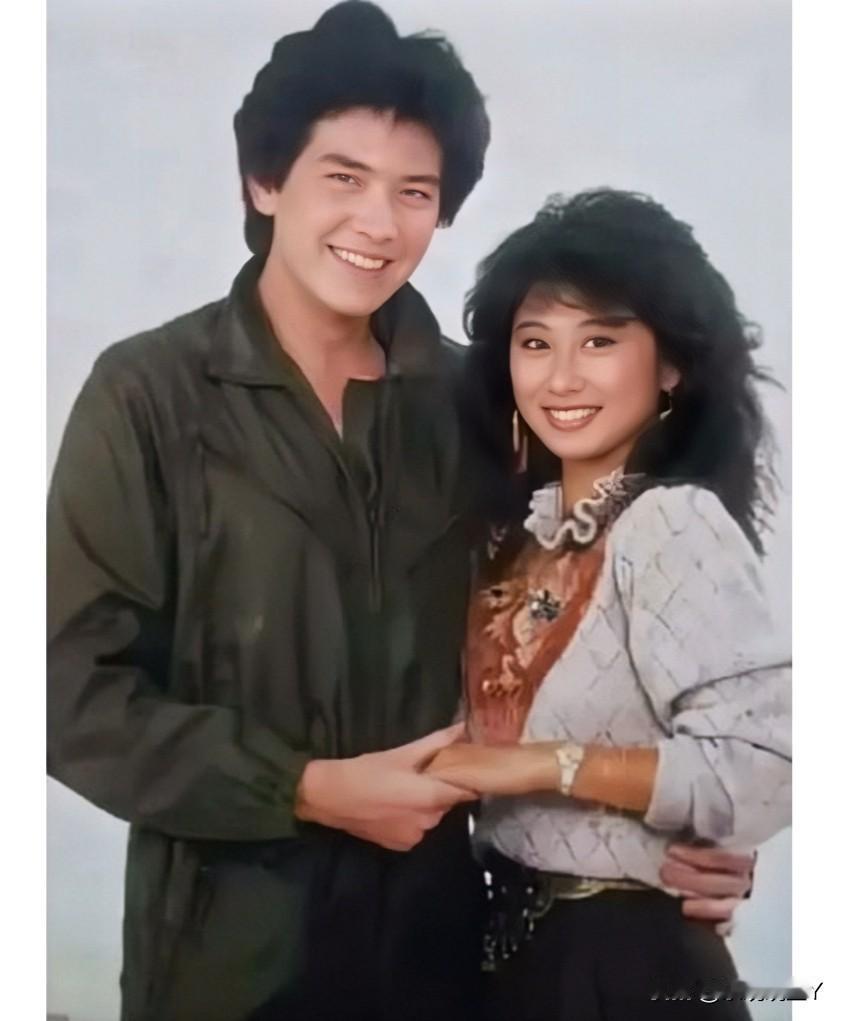 1982年，费翔与初恋女友叶倩文在台湾的留影旧照，那时候费翔22岁，英俊帅气。叶
