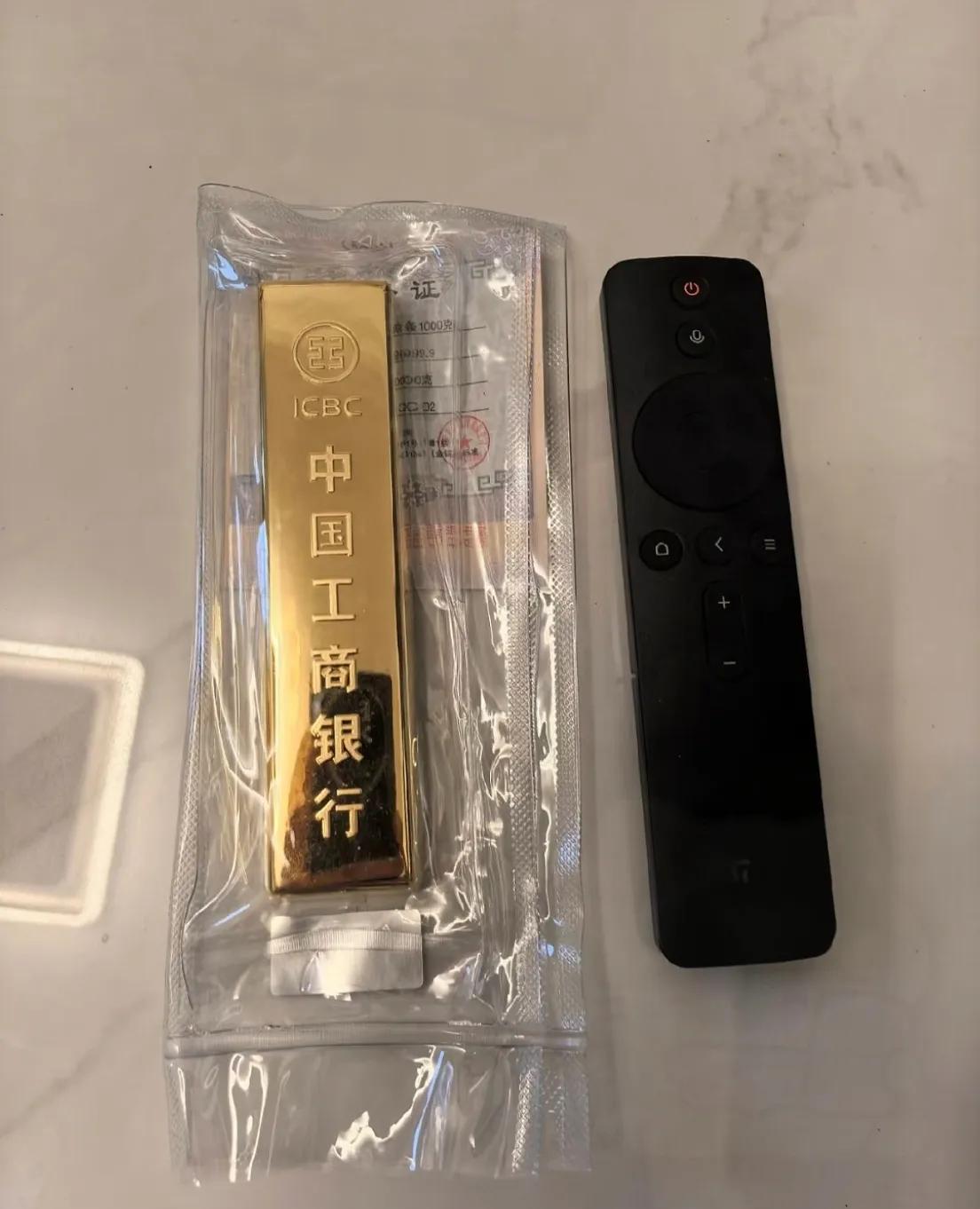 提醒大家一下，
手里还有黄金的人，
今天赶紧卖了！因为1月8号就要
进行一个回调