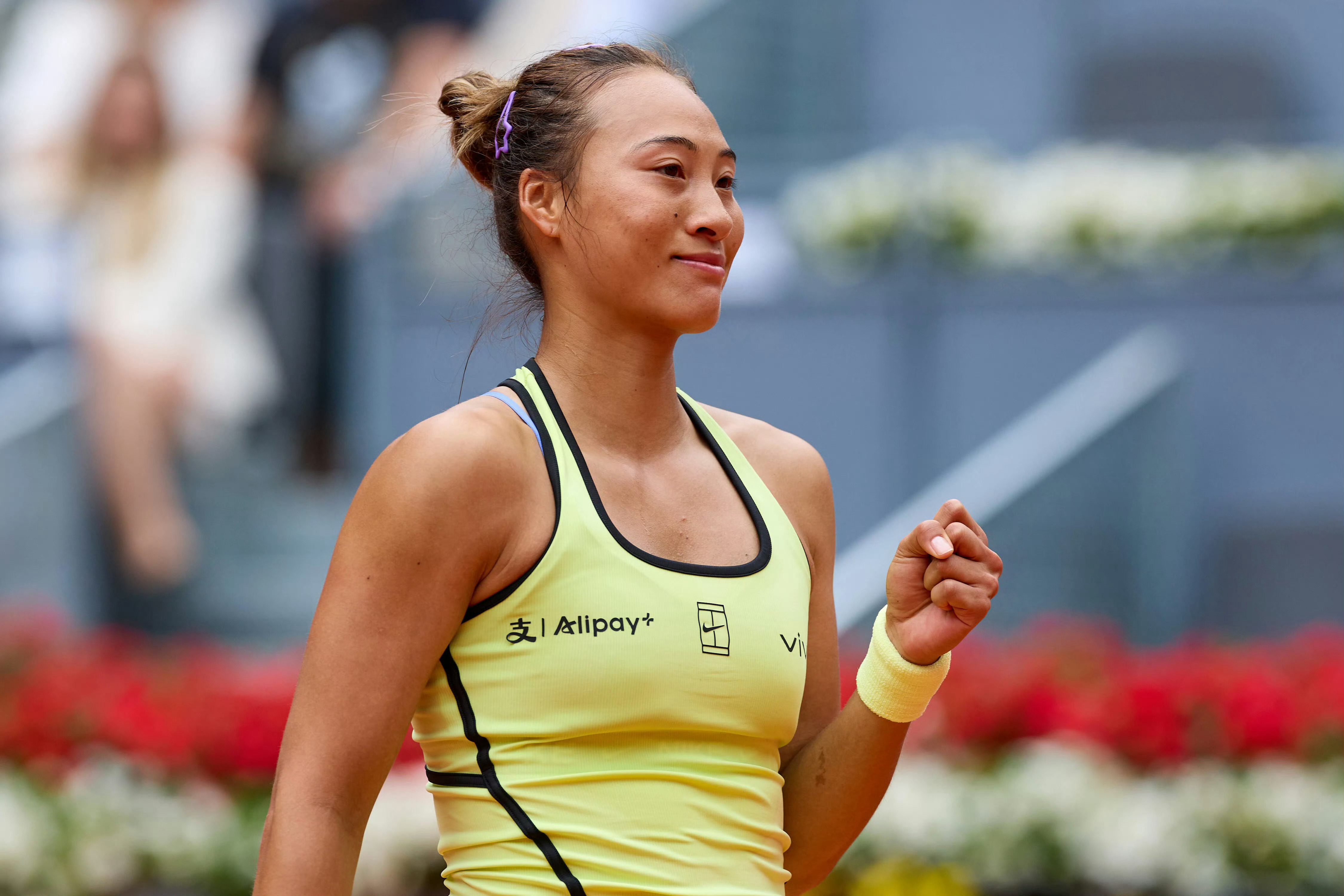 郑钦文2比0胜布克沙郑钦文晋级罗马赛32强🎾罗马赛女单第二轮，郑钦文鏖战抢七拿
