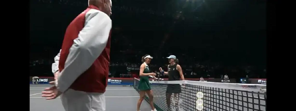 王欣瑜把世界第一打懵了
 
郑州夜场，她拿拍子当刀使。两盘6-4，斯瓦泰克被拉满