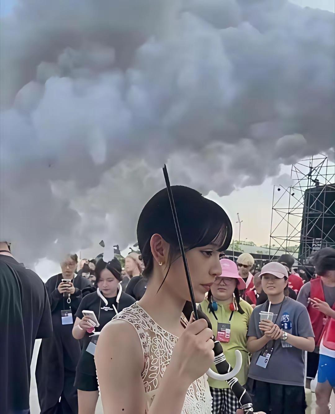 田曦薇这把雨伞还挺有意思的。 
