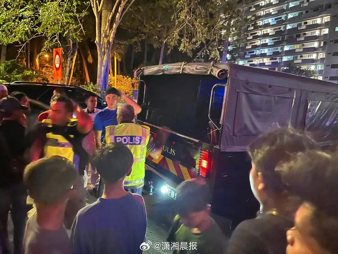 【#马来三名男孩海滩玩水遇大浪致1死#】马来西亚公主海滩24日傍晚发生溺水悲剧，
