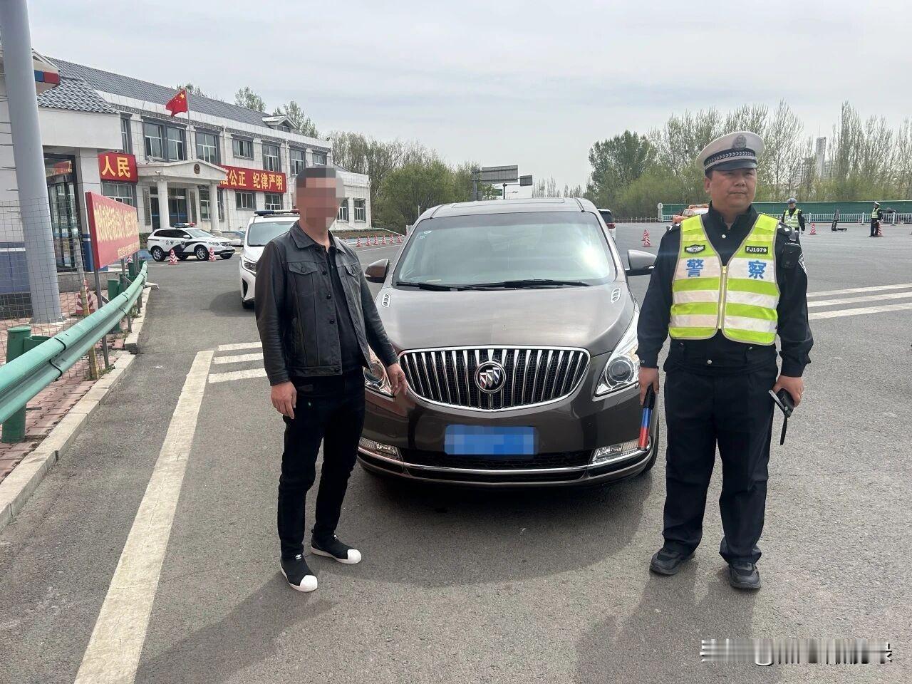 4月25日，呼和浩特大队在辖区收费站开展集中整治行动时，对过往车辆进行逐一检查，
