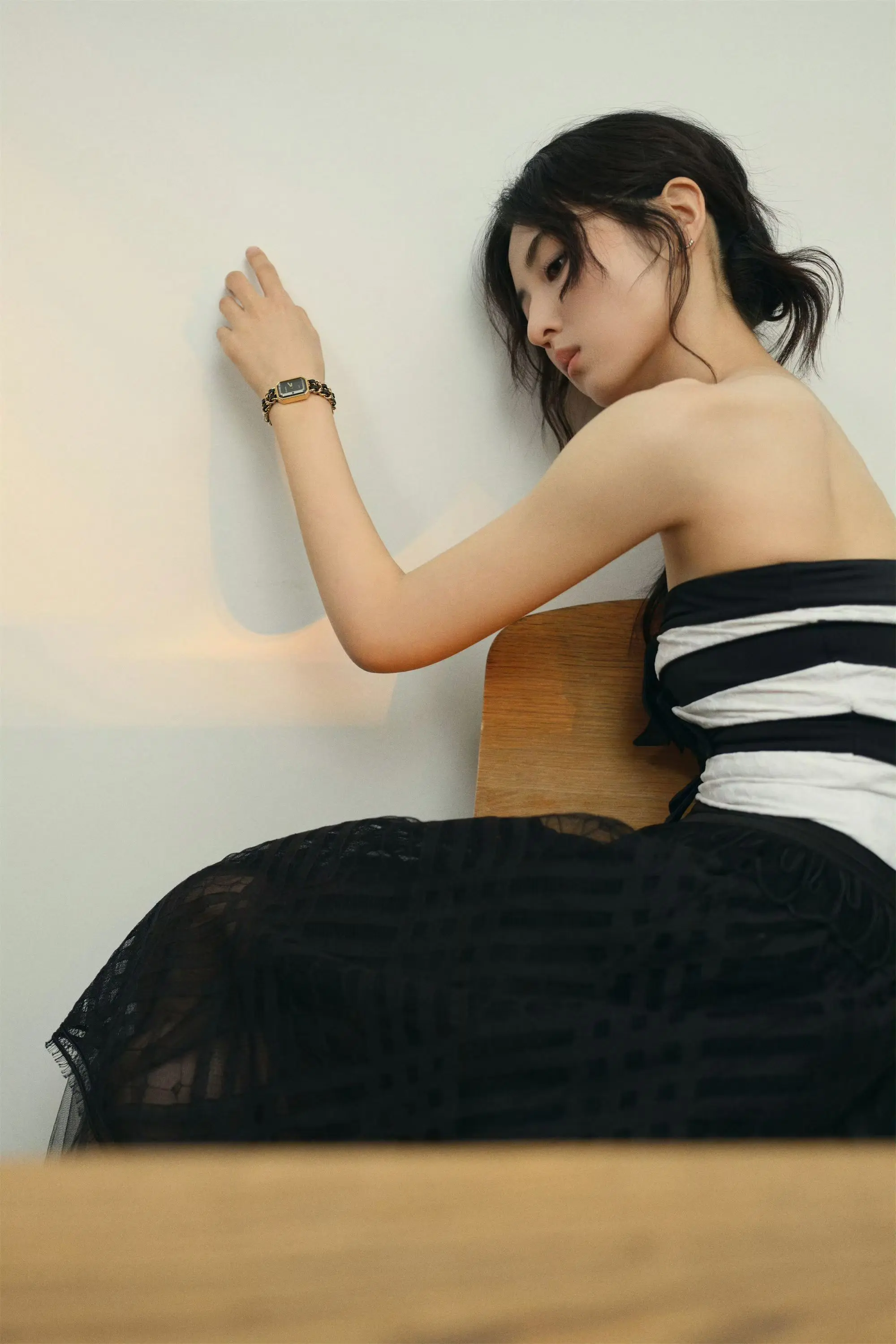 张子枫，少女的香肩裸背。