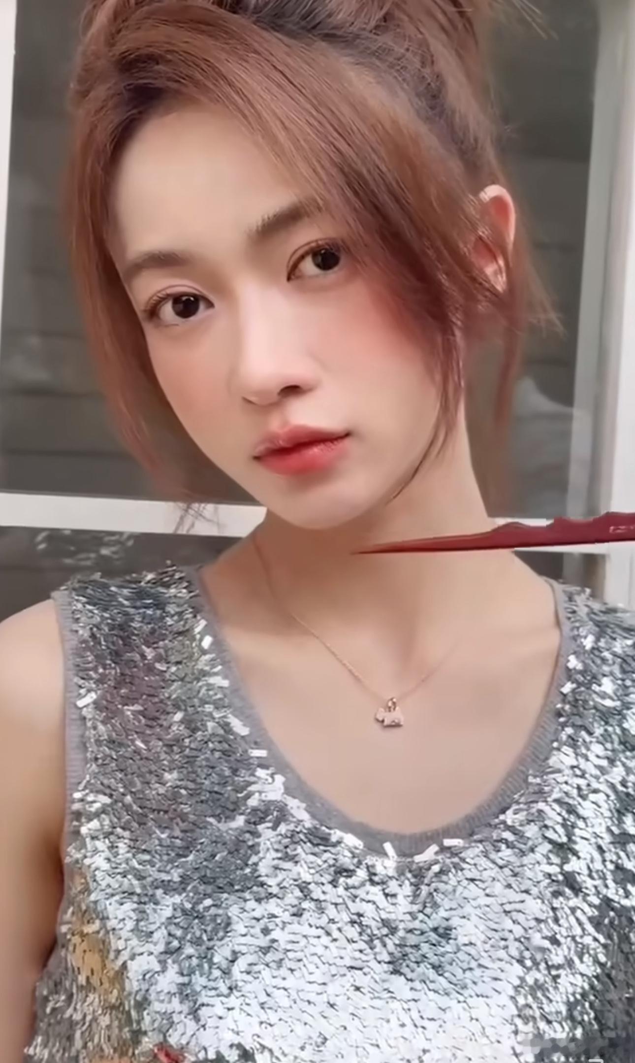 #杨单为吴谨言化的冰透果汁妆##杨单晒吴谨言冰透果汁妆# 杨单为吴谨言化的冰透果