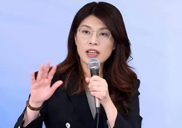 4月10，郑丽文被记者问到关于“和平统一”的话题。

郑丽文说，冰冻三尺非一日之