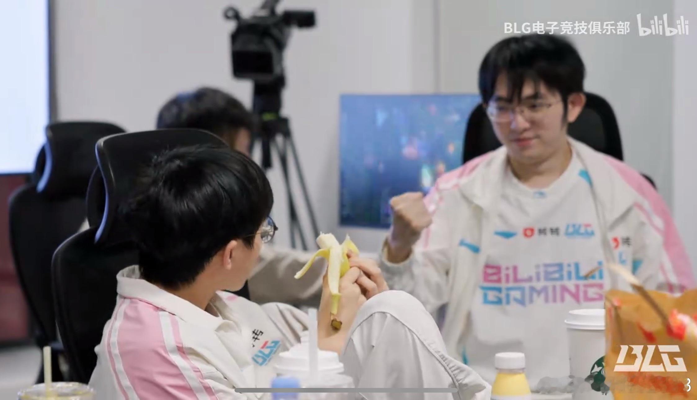 卧槽 干嘛[哆啦A梦害怕][哆啦A梦害怕][哆啦A梦害怕] 画面竟如此有爱（ ​