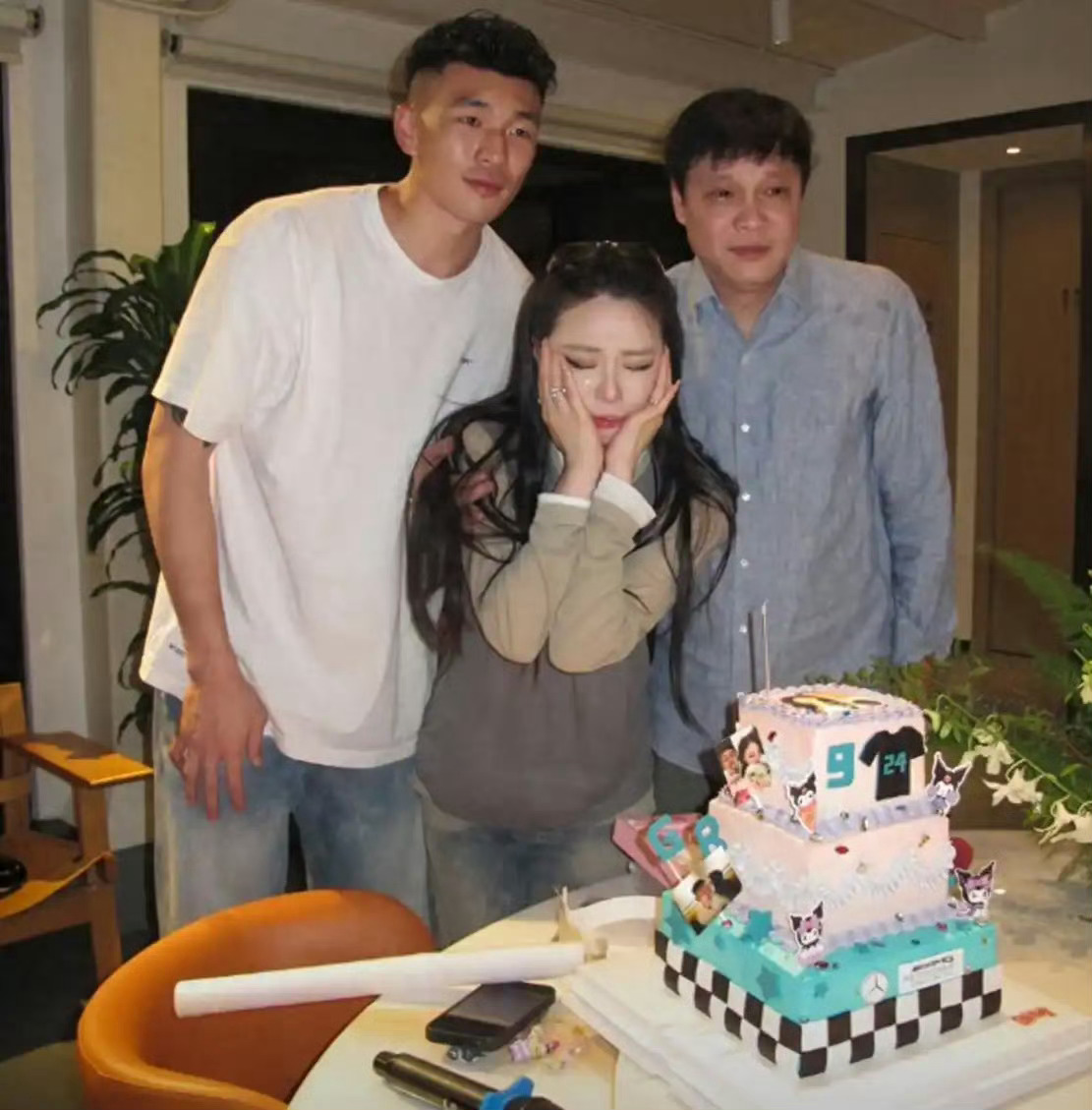 范志毅给大女儿过28岁生日，爸爸和未婚夫暖心陪伴，范斯晶现场感动落泪 ​ ​​​
