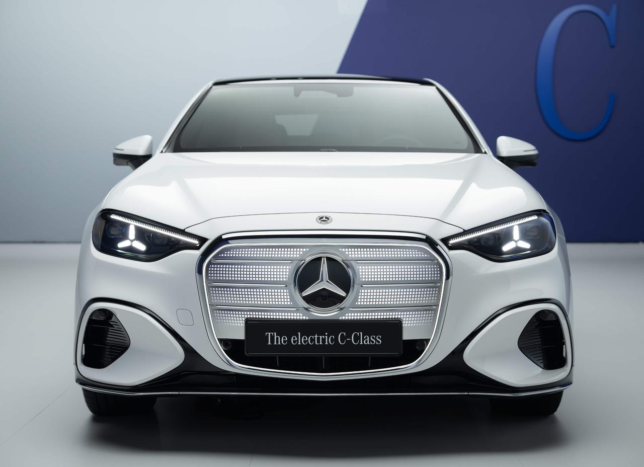 说真的我喜欢这张脸，奔驰没必要数典忘祖，新的设计最起码应该做到：“嚯！一辆奔驰！