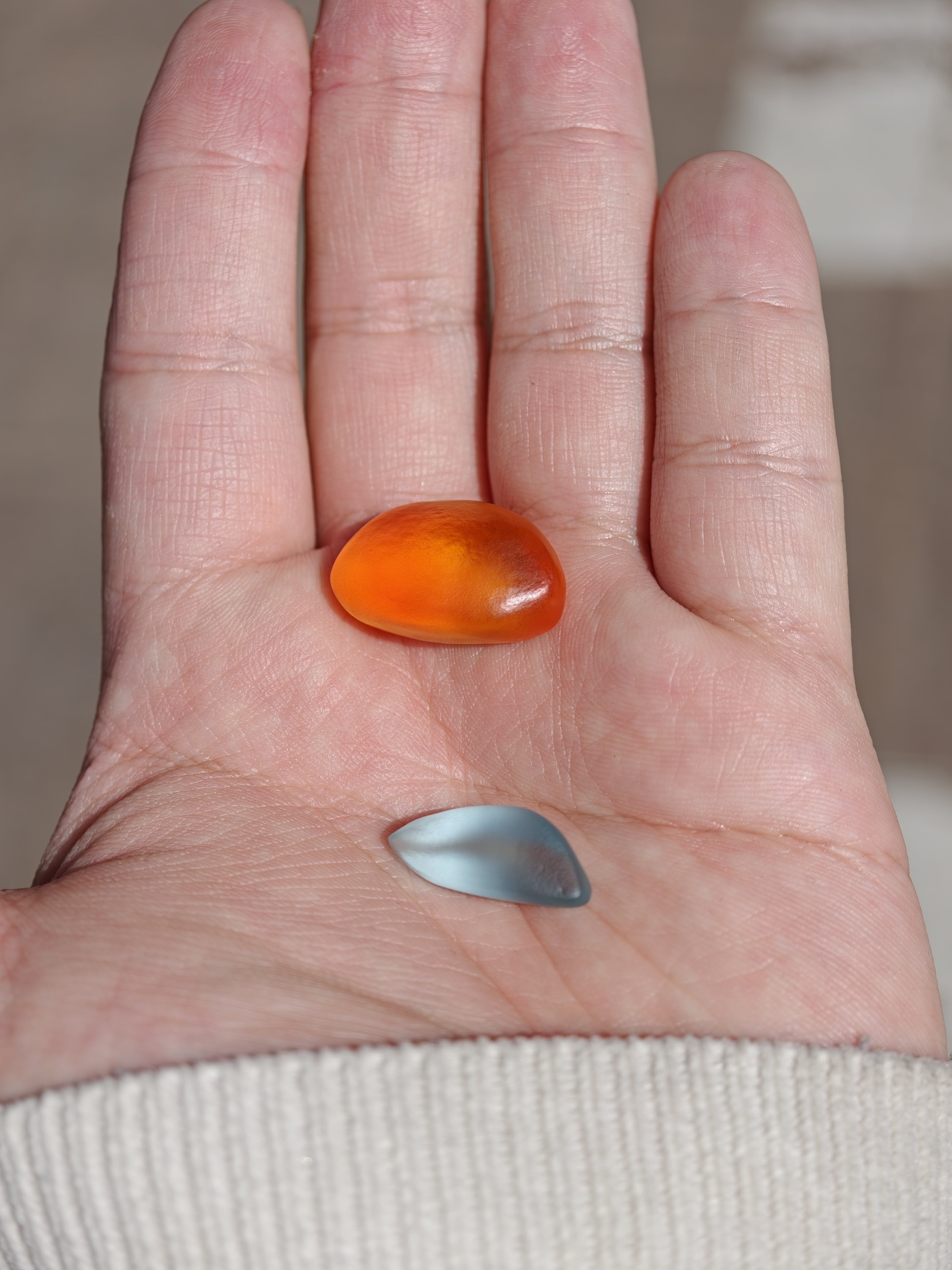 下午在乌尔禾的地摊上买了两块石头，我看他们本地人砍价是这样砍的。店家：2000本