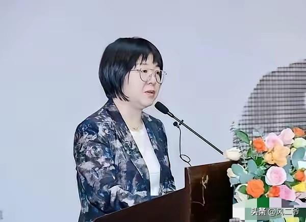 在大家的灵魂拷问下，清华美院院长吴琼回应了问题，她在讲话中说了，在AI时代要做到