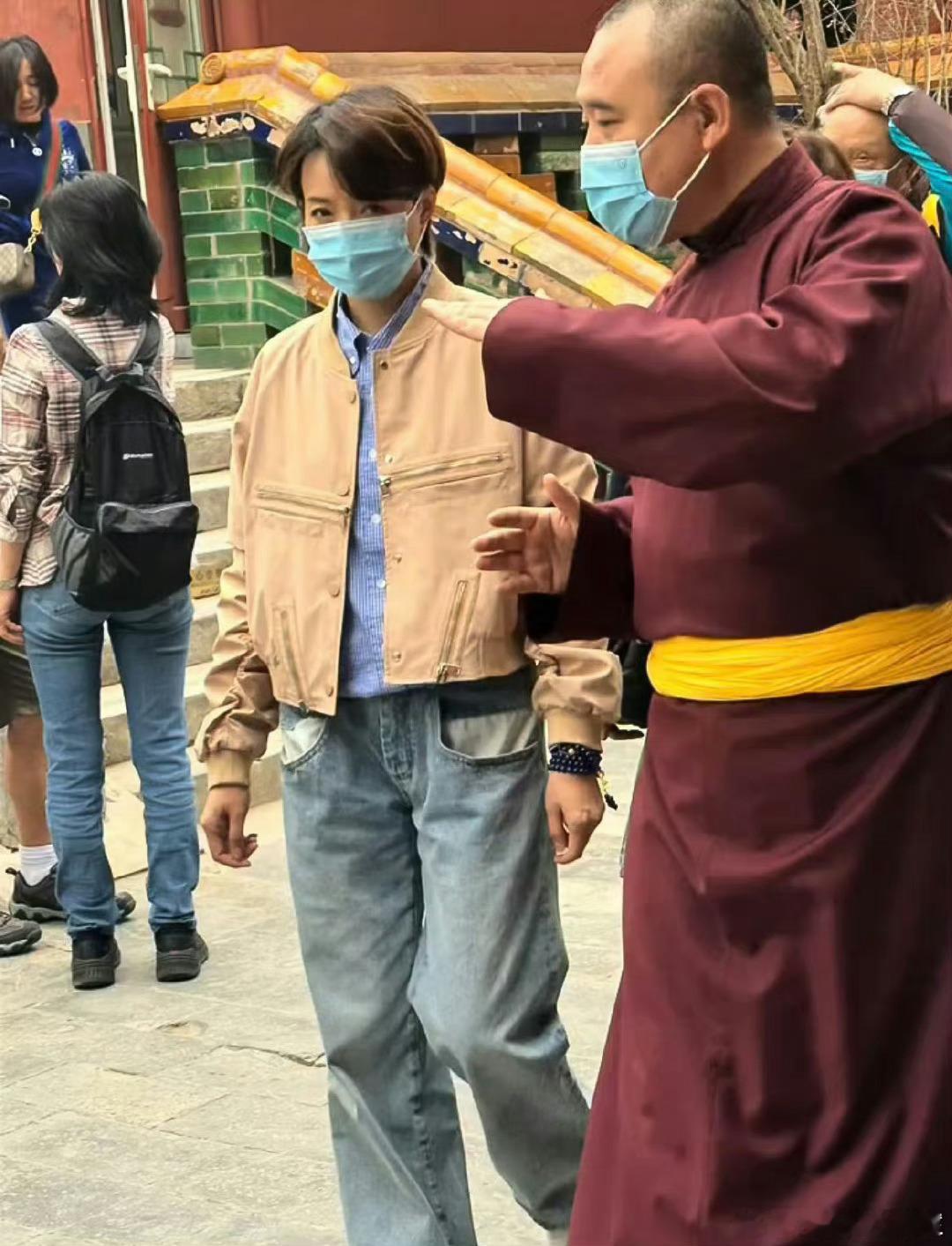 #雍和宫偶遇董卿# 偶遇董卿雍和宫烧香，戴手串与大师耐心交流 ​​​