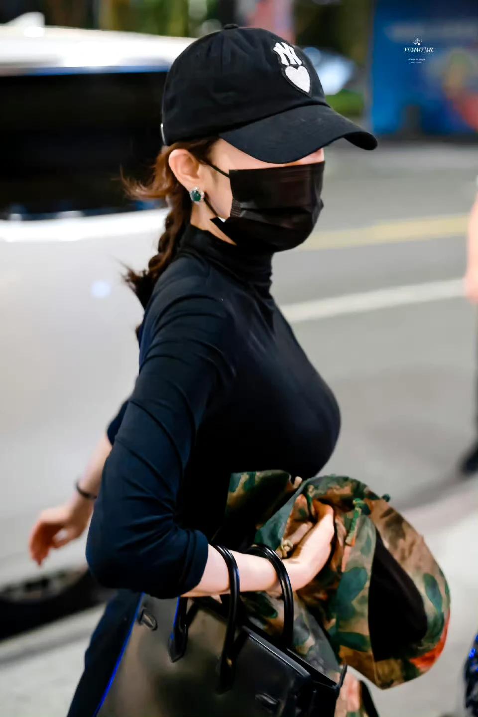 杨幂，37岁，离异有娃
赵丽颖，36岁，离异有娃
都是85后顶流，
两人状态都超