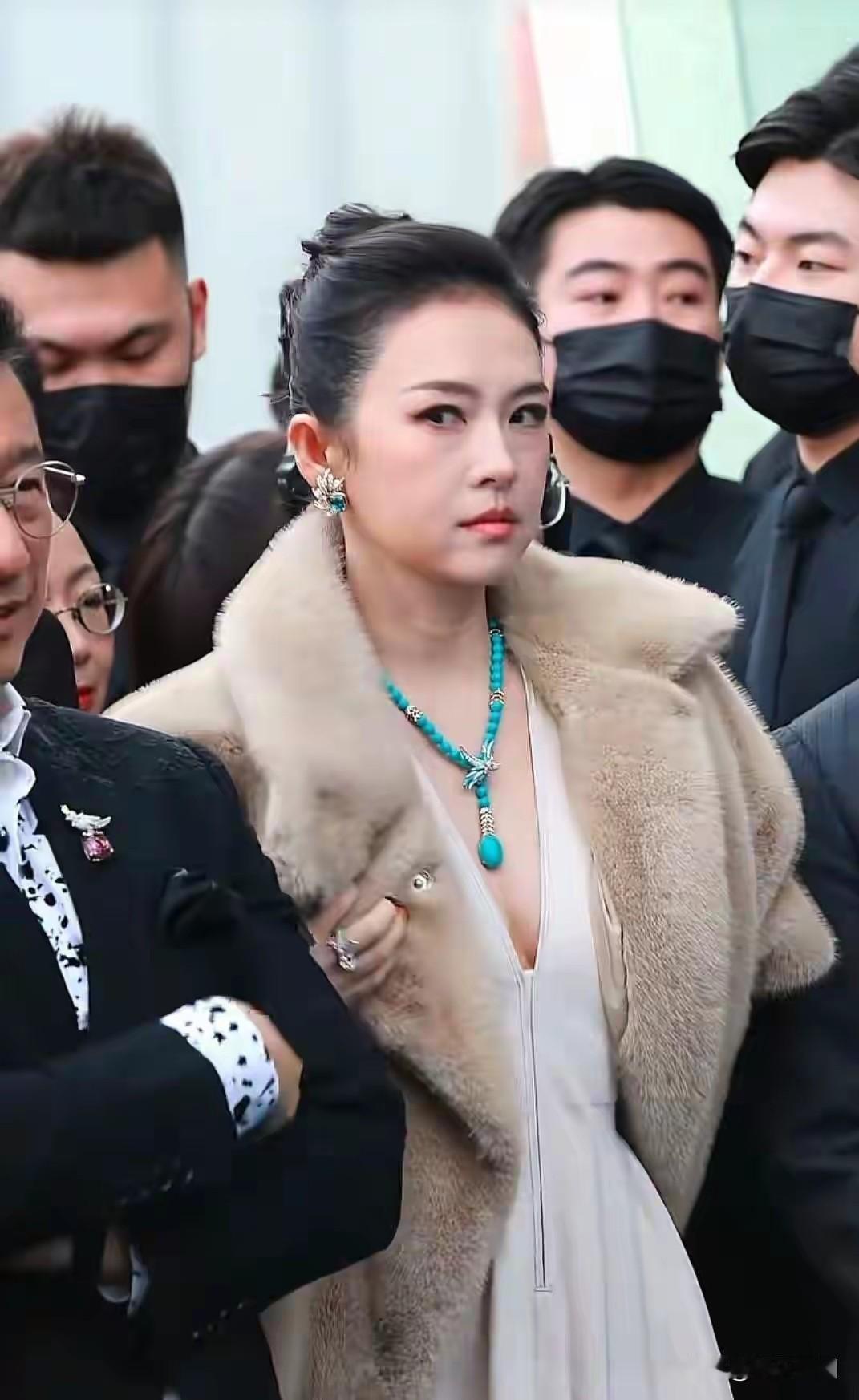 网上告诉我，这是国际章
不是吧，章子怡是有野心但不是这种外露型