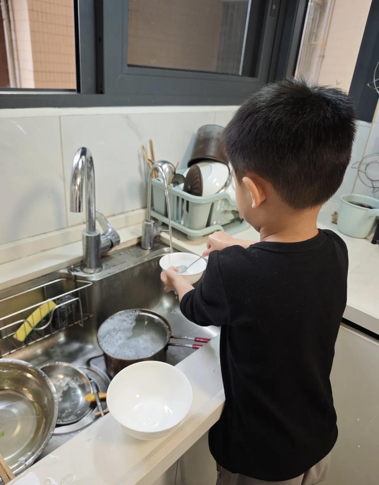闺蜜是老师，有个6岁的小孙子。这个暑假，她教孩子学会了不少技能。早上，自己叠被子