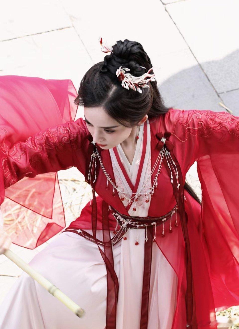 娜扎这个红衣造型真的太漂亮了吧，感觉她很适合这个颜色。 ​​​