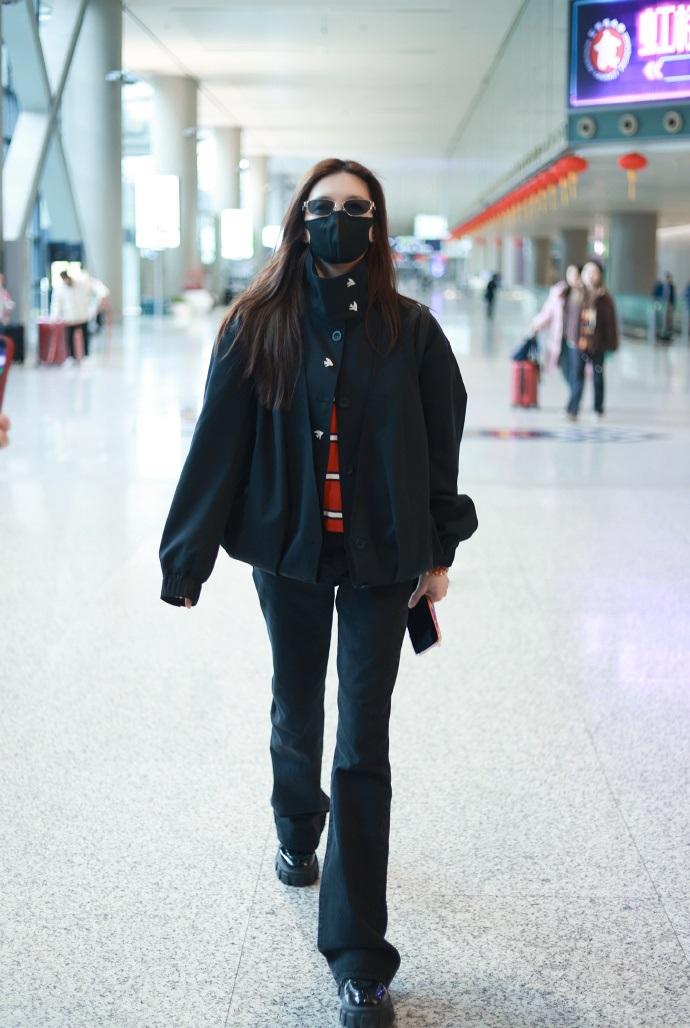 今天江疏影现身机场，她这次搭配的很洒脱，看起来也很有魅力，显得好时尚。

江疏影