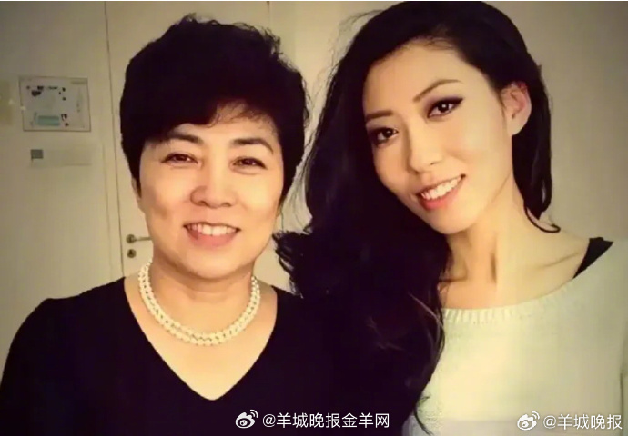 【#曲婉婷疑似回国试图复出#，#曲婉婷新账号粉丝数破万后被封禁#】近日，曲婉婷被