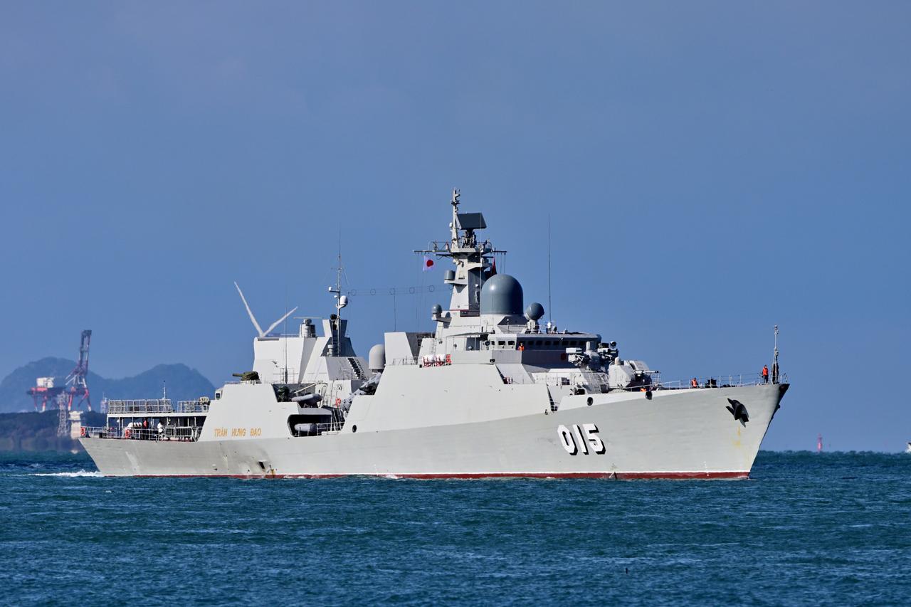 离开青岛后，越南“陈兴道”号（015）轻型护卫舰访问日本吴基地。