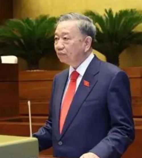 越南今年7月1号起，干部、公务员、职员及武装人员的基准月薪，从234万提至253