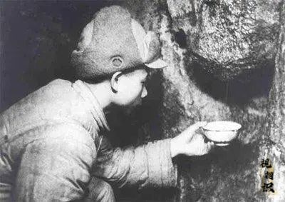 1952年，上甘岭战役时，卫生员陈振安端着小碗，正小心翼翼的收集岩壁中滴落的水珠...