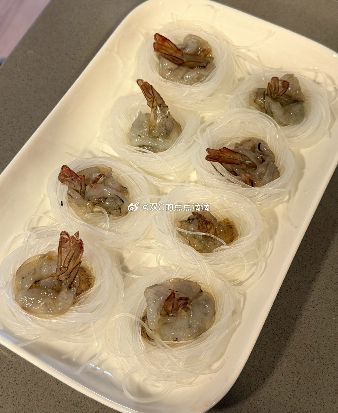 中午就回来了彻底放假准备给她们做粉丝虾 