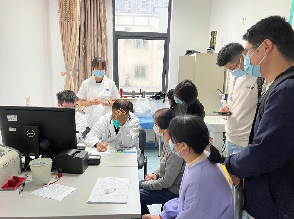 人比人气死人！偶遇发小，印象中他是穿补丁衣服的穷小子，如今摇身一变，成为身价百万