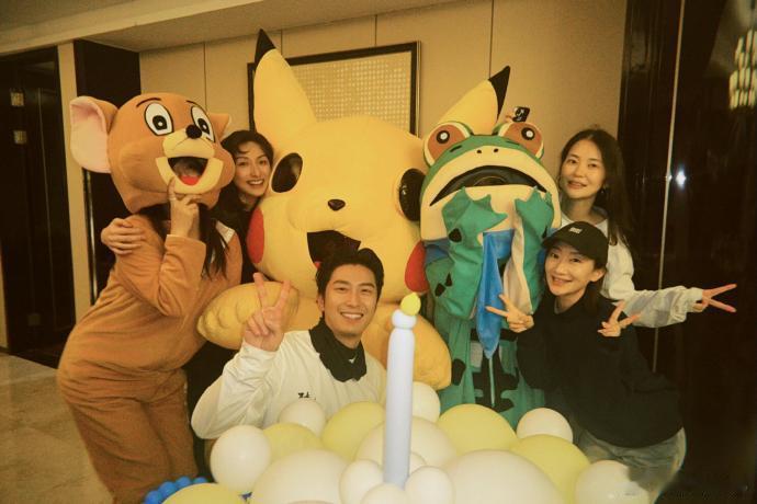 好友晒窦骁何超莲生日合照 何超莲扮青蛙为窦骁庆生，甜蜜互动藏都藏不住，那些说他俩