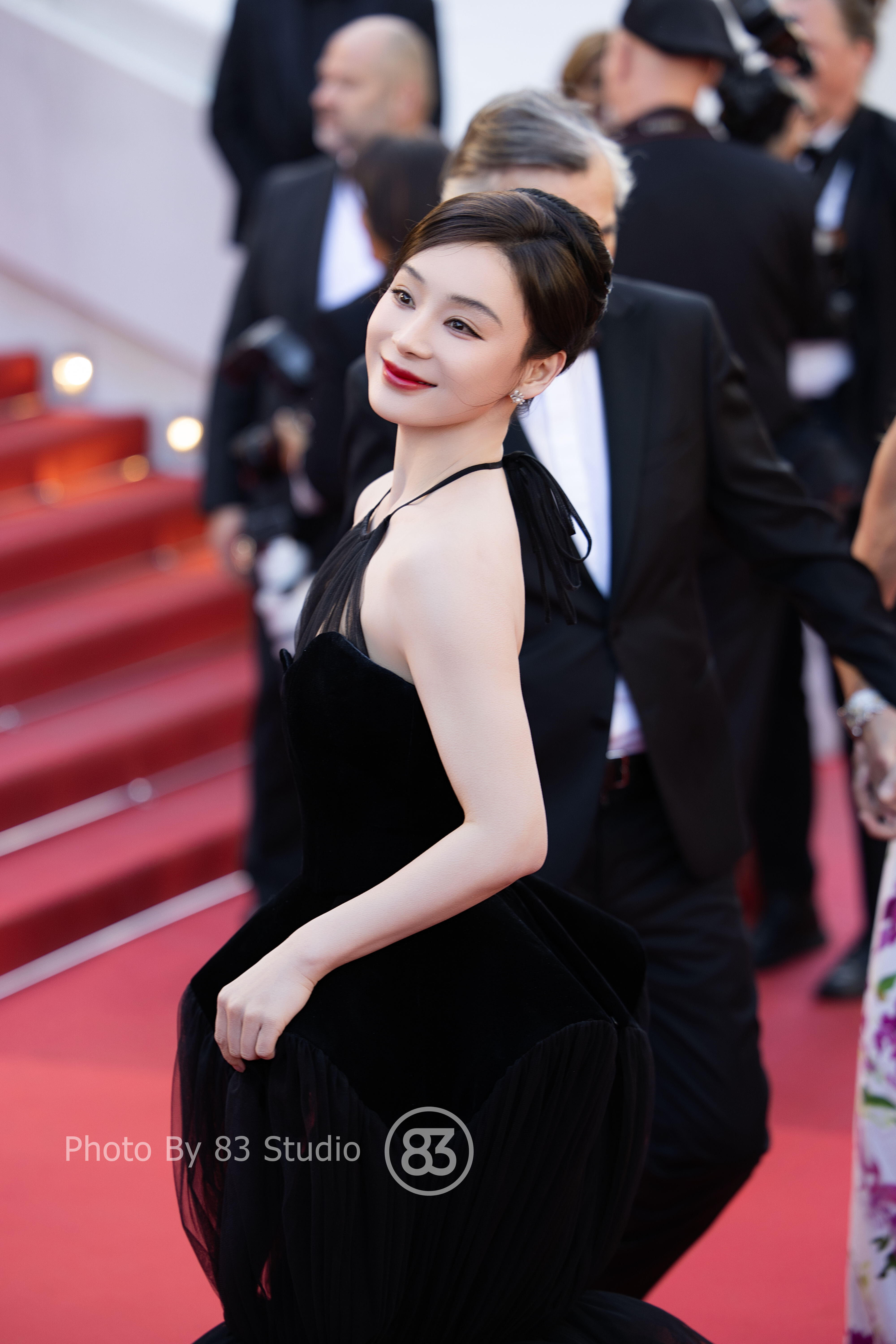 戛纳镜头里的袁姗姗戛纳摄影师镜头里的袁姗姗 谁懂啊！袁姗姗这组戛纳生图真的杀疯了