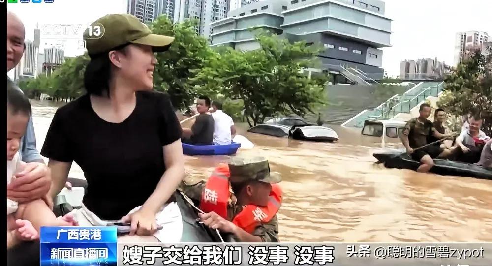 太感动了！广西贵港，女子带着7个月大婴儿和婆婆，因洪水被战士转出后，遇到了当兵的