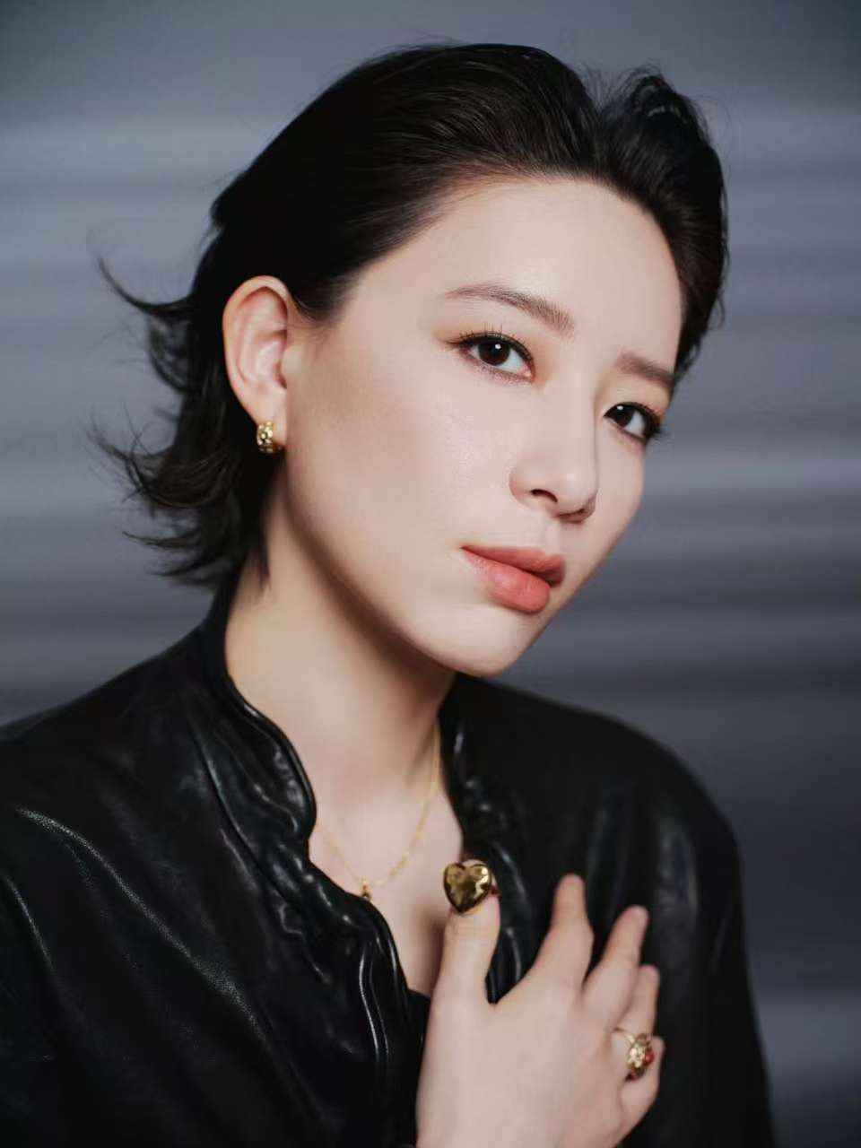 HYBE新女团成员撞脸李斯丹妮 一眼看过去还以为是李斯丹妮，结果点开发现是个20